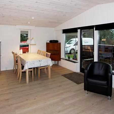 5 Person In Hemmet-by Traum Nyaraló *